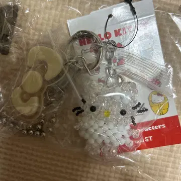 로리즈팜 ME % 헬로키티 비즈 키링