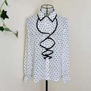 Lissi boutique 하트 무늬 가슴 프릴 긴팔 블라우스