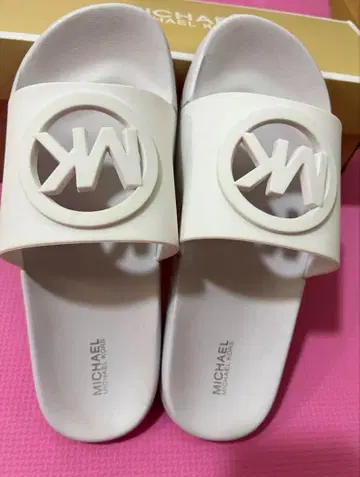 마이클코어스 화이트 샌들 22.5cm