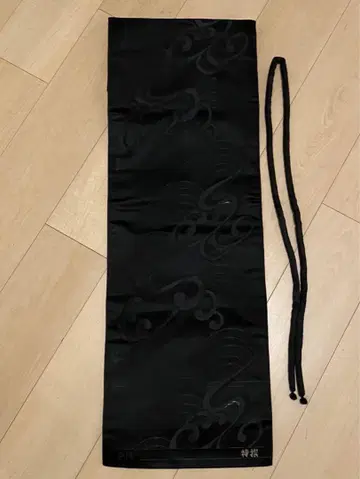 검은 무늬가 들어간 오비