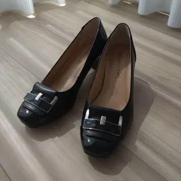 에나멜 블랙 펌프스 버클 포함