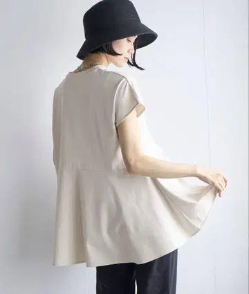 안피로 BEAUTY FORM 페플럼 티셔츠