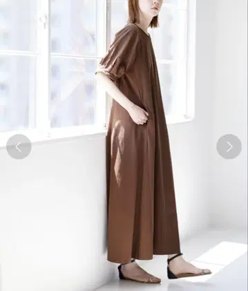 저널 스탠다드 반팔 턱 퍼프 슬리브 플레어 원피스 브라운