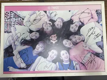 TWICE 멤버 전원의 친필 사인