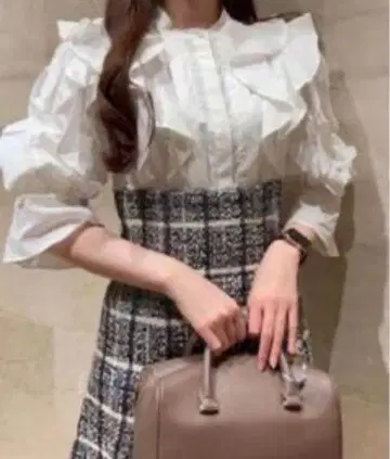 새상품 snidel 프릴이 달린 화이트 오분 소매 블라우스 당일 발송