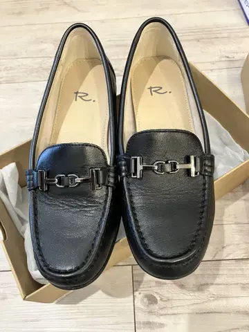 R. 블랙 가죽 로퍼