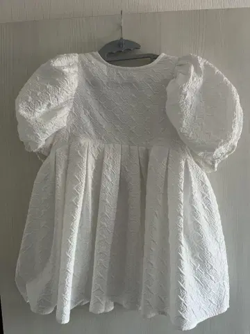 Bibiy. EMILY PUFF TOP 볼륨 상의 화이트