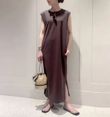 투모로우랜드 코튼 슬리브리스 롱 원피스