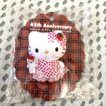 산리오 헬로키티 45주년 Anniversary 한정판 브로치 이치고