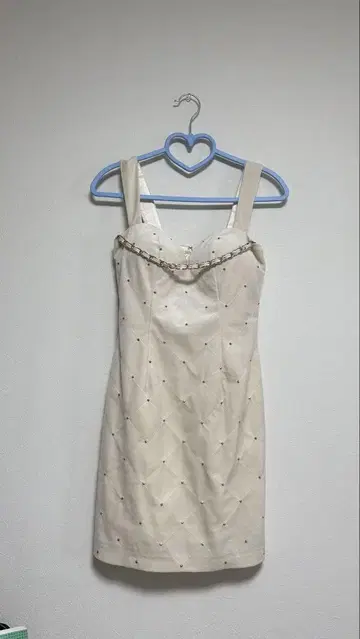 Glossy 아이보리 타이트 드레스