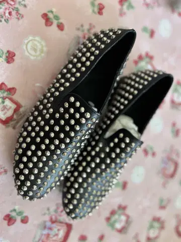 스터드 장식 블랙 슬립온 28cm