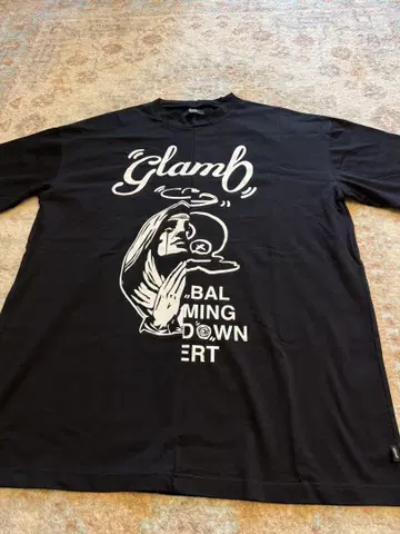 glamb 그래픽 프린트 티셔츠 블랙