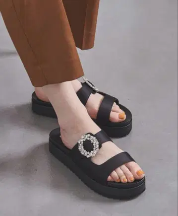 새상품급 유나이티드 애로우즈 새틴 비쥬 샌들 23