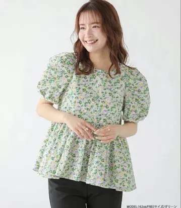 fitmore 새상품급 꽃무늬 페플럼 볼륨 슬리브 상의