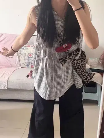 그레이와 화이트 체크 무늬 슬리브리스 탑