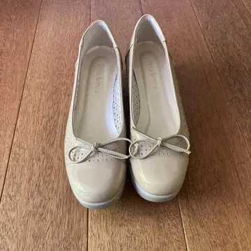 에나멜 메쉬 베이지 리본 포함 여름 펌프스 통굽 플랫