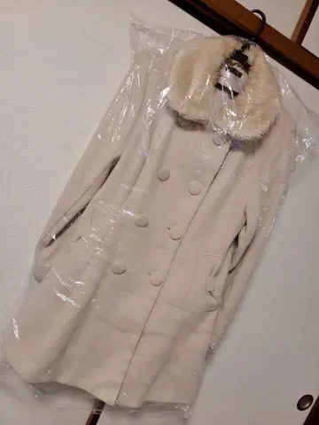 퍼가 달린 크림색 더블 브레스트 코트!
