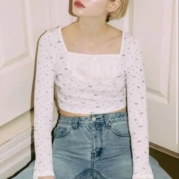 epine 에피누 U 컷 프릴 레이어드 리브 탑
