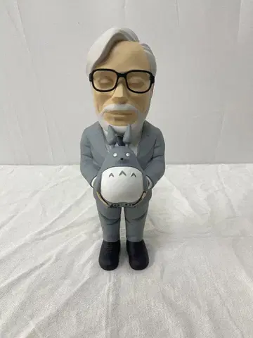 후지와라 히로시 토토로를 안고 있는 피규어