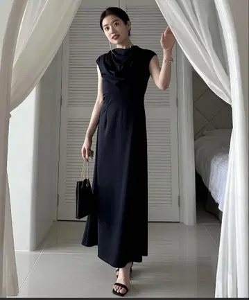 애뉴언스 네이비 슬리브리스 드레이프 넥 맥시 원피스