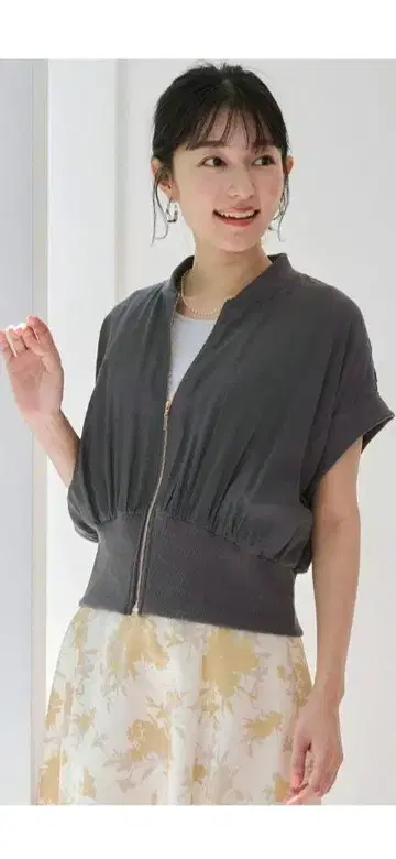 그레이 지퍼가 달린 가디건 반팔