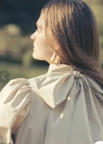 셀포드 백 리본 볼륨 블라우스