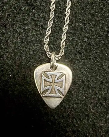 THIRTEENDESIGNS IRON CROSS PICK PENDANT