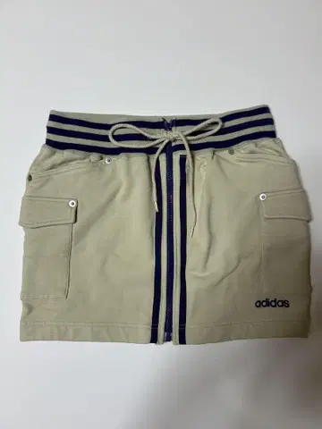 아디다스 베이지 미니 스커트