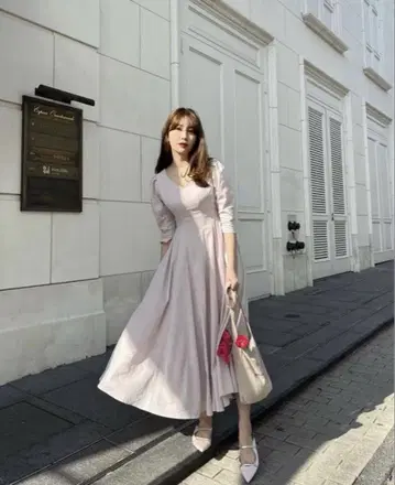 Voile 소재의 뒷부분 리본 장식이 특징인 긴 드레스 herlipto