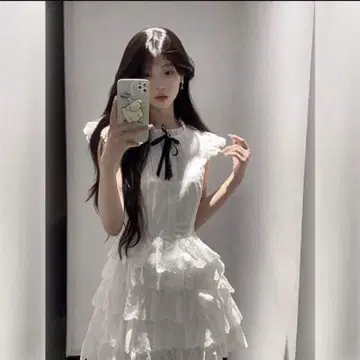 리본 포함 프릴 디자인 화이트 미니 원피스