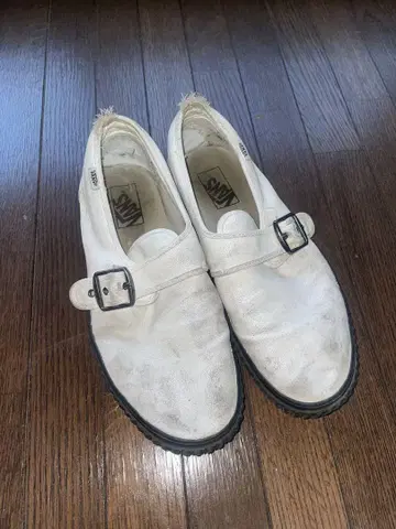 VANS 버클이 달린 화이트 슬립온