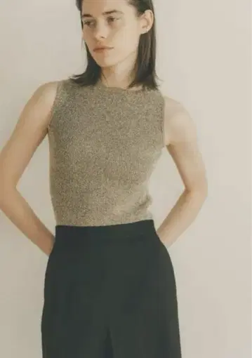 클레인 보트넥 소매 없는 니트 톱