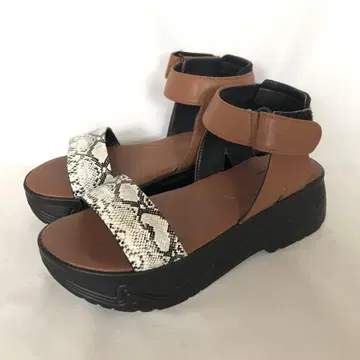 새상품 K.T 케이티 통굽 샌들 24cm~24.5cm 브라운