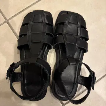 블랙 스트랩 샌들 ZARA