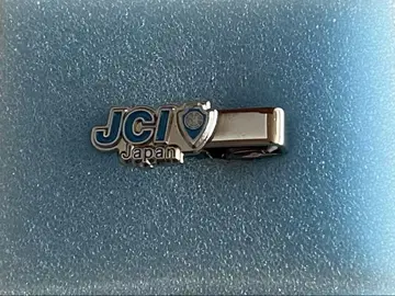 JC 배지 (옷깃용 클립) 왼쪽에서 고정