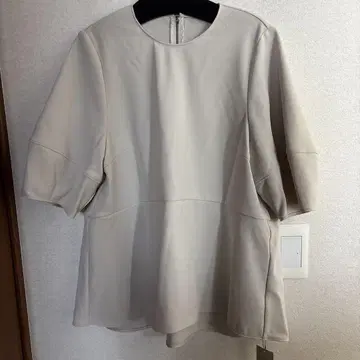 UNFILO Beauty Move 페플럼 블라우스