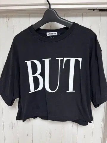 BUT VIP 크롭 티셔츠 블랙