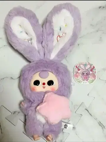 토끼 귀가 달린 보라색 봉제 인형