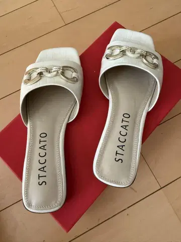 STACCATO 화이트 뮬 샌들