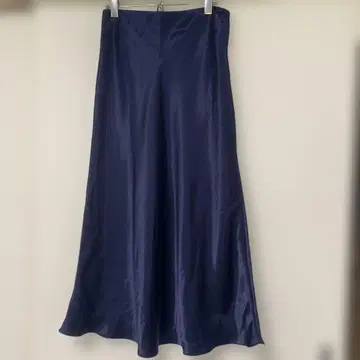 네이비 플레어 새틴 롱 스커트