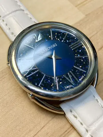 최종 가격 인하 Swarovski 아날로그 손목시계 블루/화이트