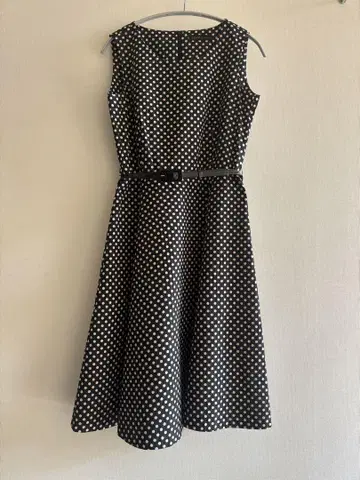 DAMA collection 도트 무늬 슬리브리스 원피스