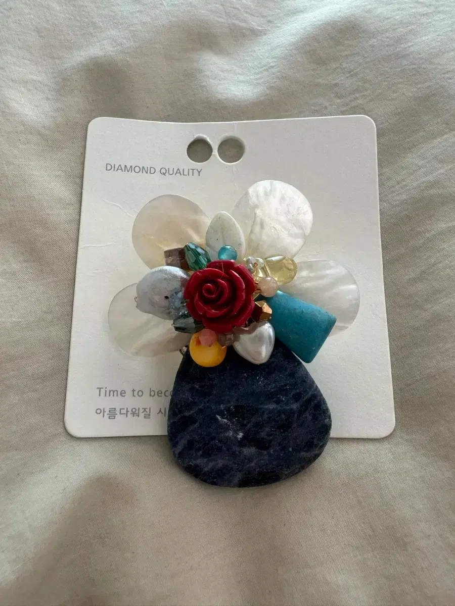 Flower-shaped Gemstone Brooch, New