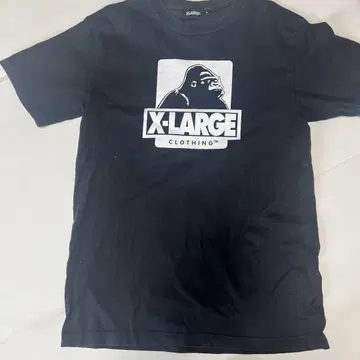 X-LARGE 블랙 로고 티셔츠