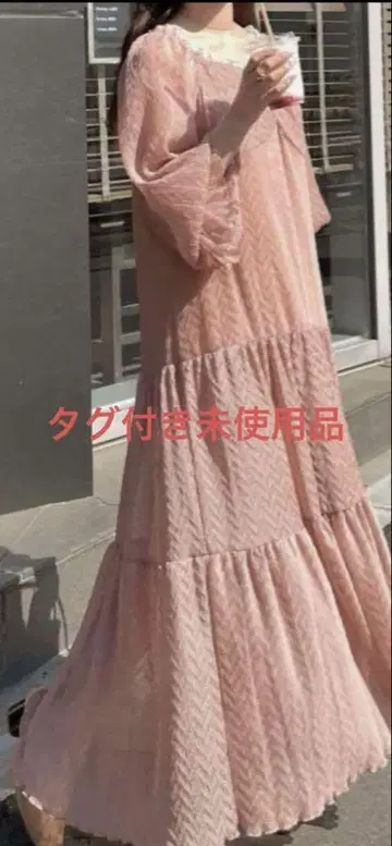 앞부분에 주름이 잡힌 층층이 디자인의 오프숄더 무게트 (핑크)
