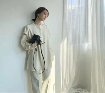 Louren 숄더 컷 블라우스 새상품급