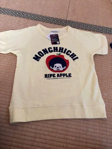 새상품 몬치치 사과 티셔츠