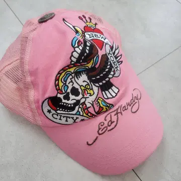 Ed Hardy 핑크 캡 스컬 디자인