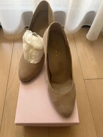 DIANA 베이지 스웨이드 하이힐