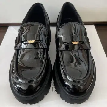 자라 에나멜 로퍼
